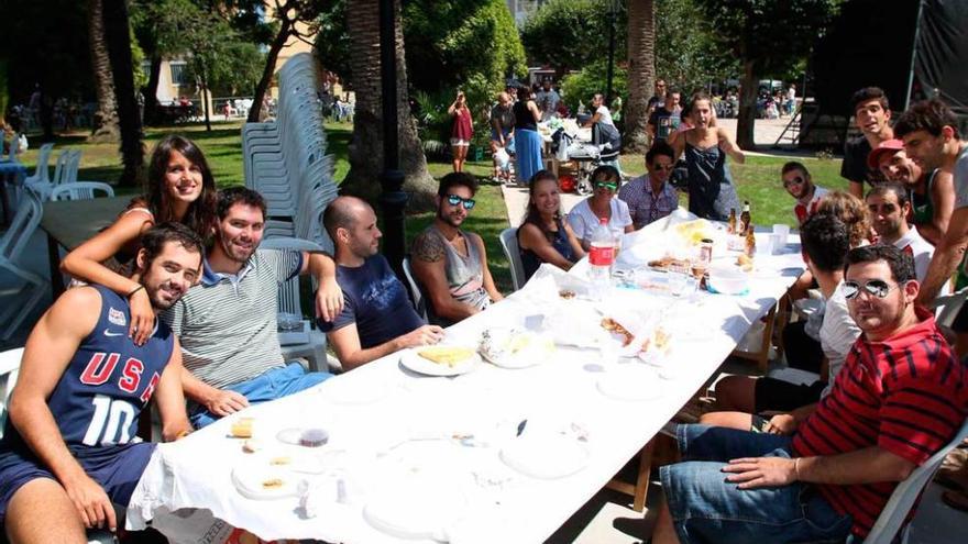 Dos de los grupos participantes en la comida del parque Santarúa.