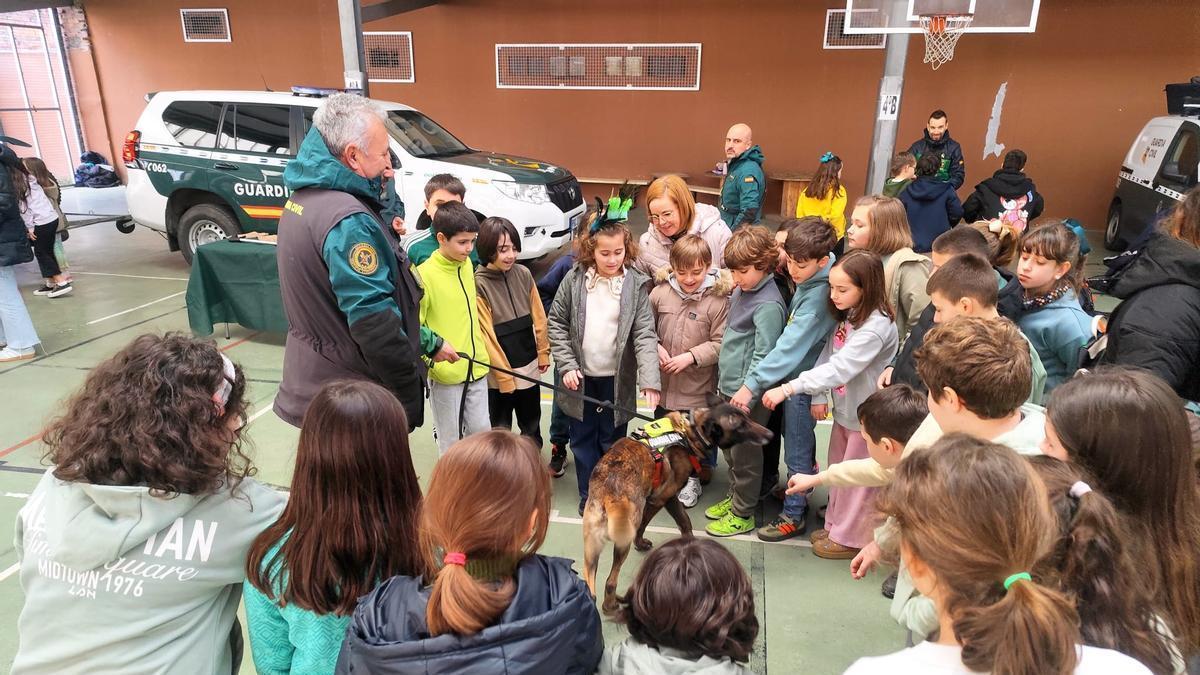 La Guardia Civil, de visita en el colegio Santiago Apóstol de Mieres