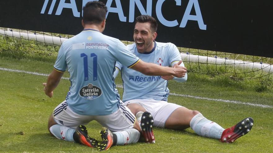 Borja Iglesias e Hicham celebran un gol de la pasada temporada. // A. Villar