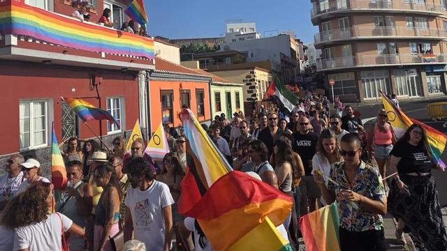 Marcha del Orgullo Chiquito ayer por las calles de Tazacorte, en La Palma