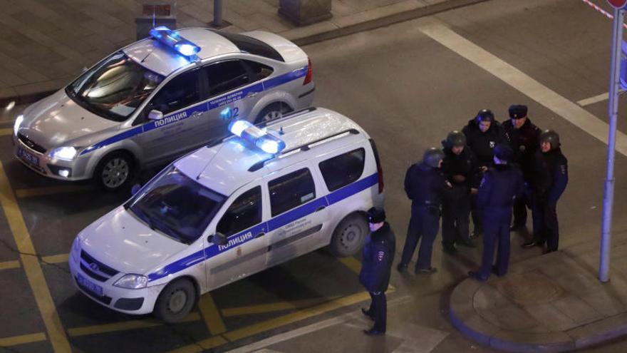 Policías junto al lugar el tiroteo.