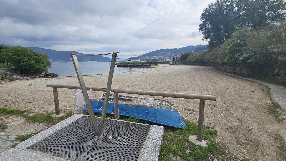 El agua de la playa de O Mende de Vigo es ya apta para el baño.