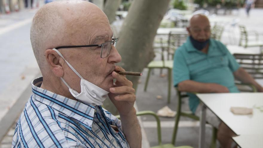 La restricció de fumar a l&#039;espai públic va generar desconcert a les terrasses |