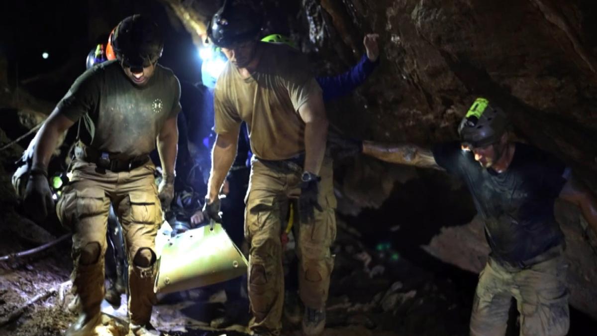 Miembros del equipo que rescató a los niños en una cueva al norte de Tailandia.
