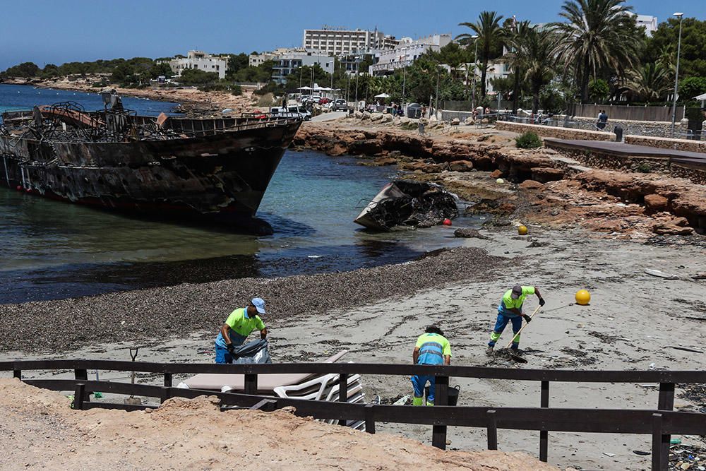 Limpieza de los restos de los barcos quemados.