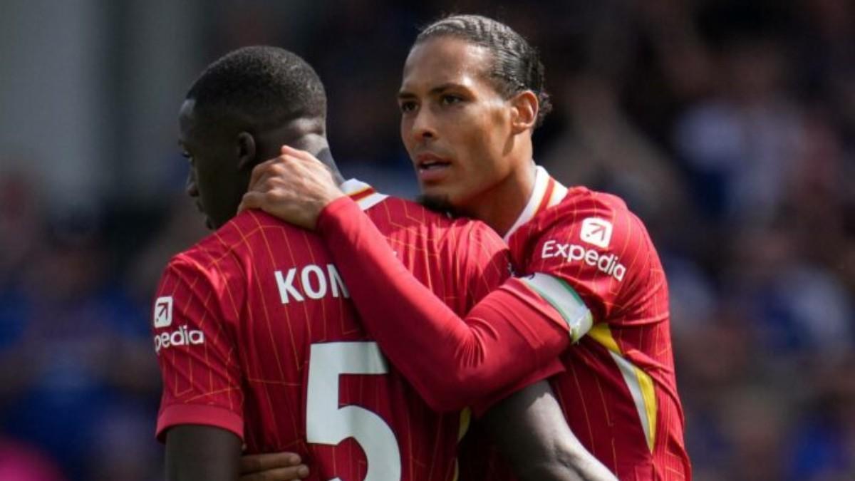 Virgil van Dijk junto a Konaté