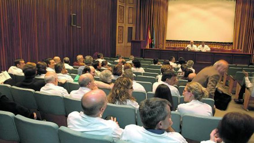 Médicos del HUCA, en una imagen de archivo durante la celebración de una asamblea.