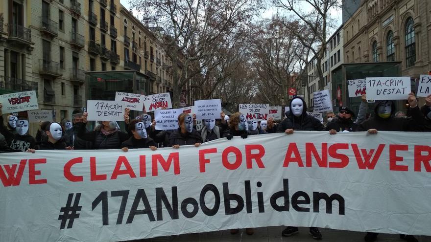 Manifestació per reclamar &quot;la veritat&quot; sobre els atemptats de la Rambla i exigir &quot;la independència&quot; a Govern i Parlament