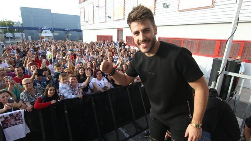 El cantante Antonio José convoca cientos de admiradores en mediamarkt