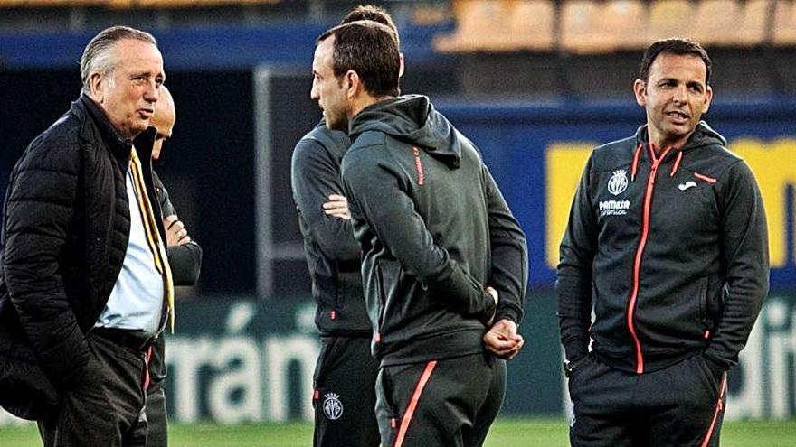 Cuerpo técnico y presidente durante la previa de un partido.