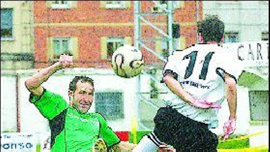 Una jugada del partido entre el Caudal Deportivo y el Universidad de Oviedo.
