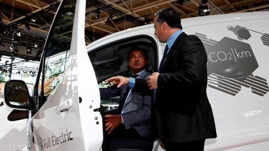 Un directivo de Citroën da explicaciones sobre la Berlingo eléctrica al conselleiro gallego de Industria.