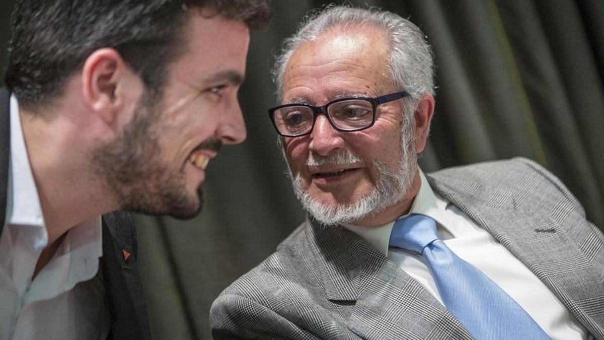 Alberto Garzón junto a Julio Anguita.