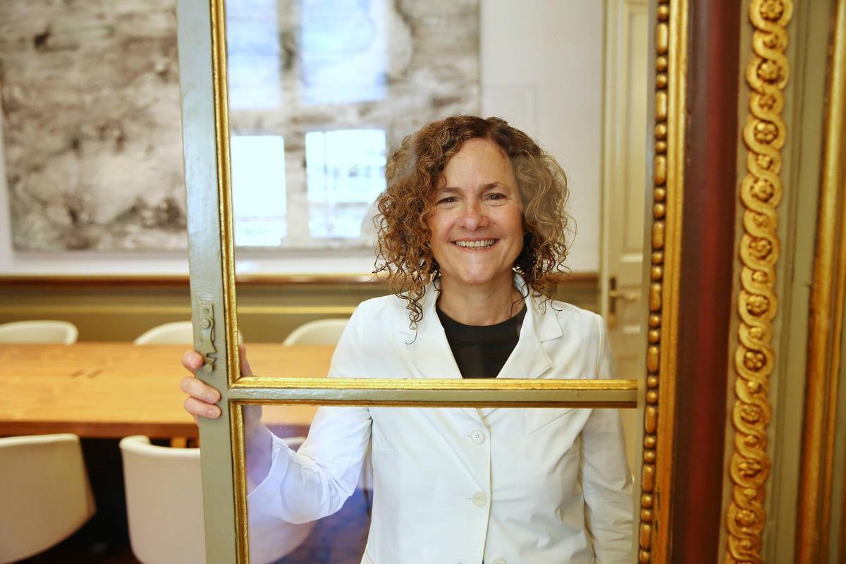 Sònia Hernández, consellera de Cultura de la Generalitat de Catalunya, en su despacho