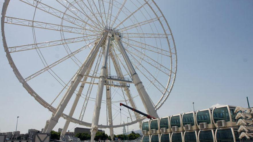 Imagen de la noria gigante que el Ayuntamiento de Málaga ha ordenado proceder a su desmontaje.