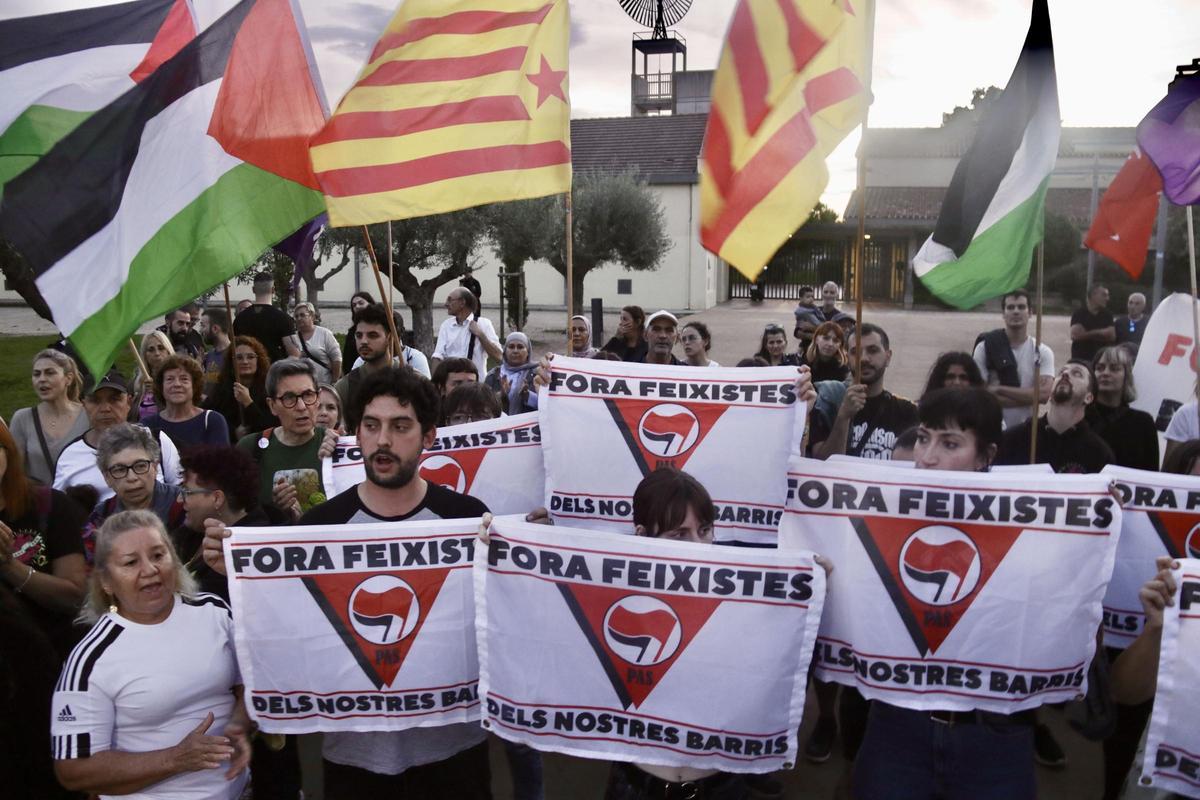 Colectivas antifascistas se manifiestan por la presencia de Vox en Sabadell