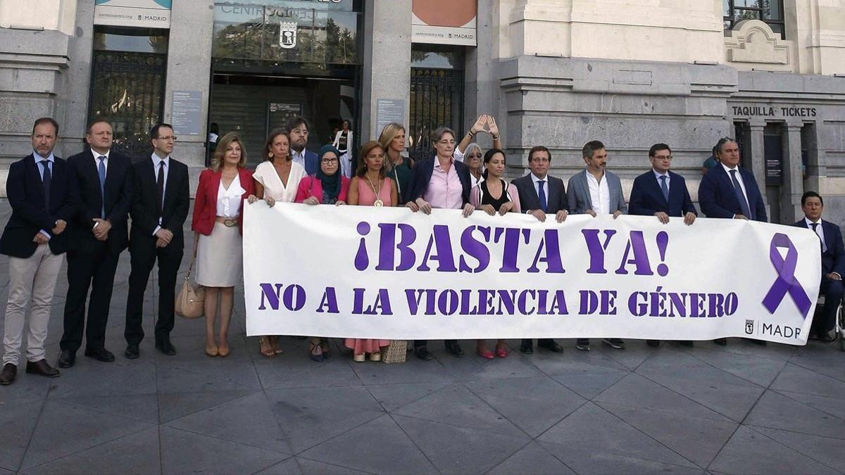 El alcalde de Madrid Martínez-Almeida y miembros de la corporación municipal, durante el minuto de silencio convocado el 19 de agosto del 2019 en repulsa por el asesinato machista de Maria Pilar