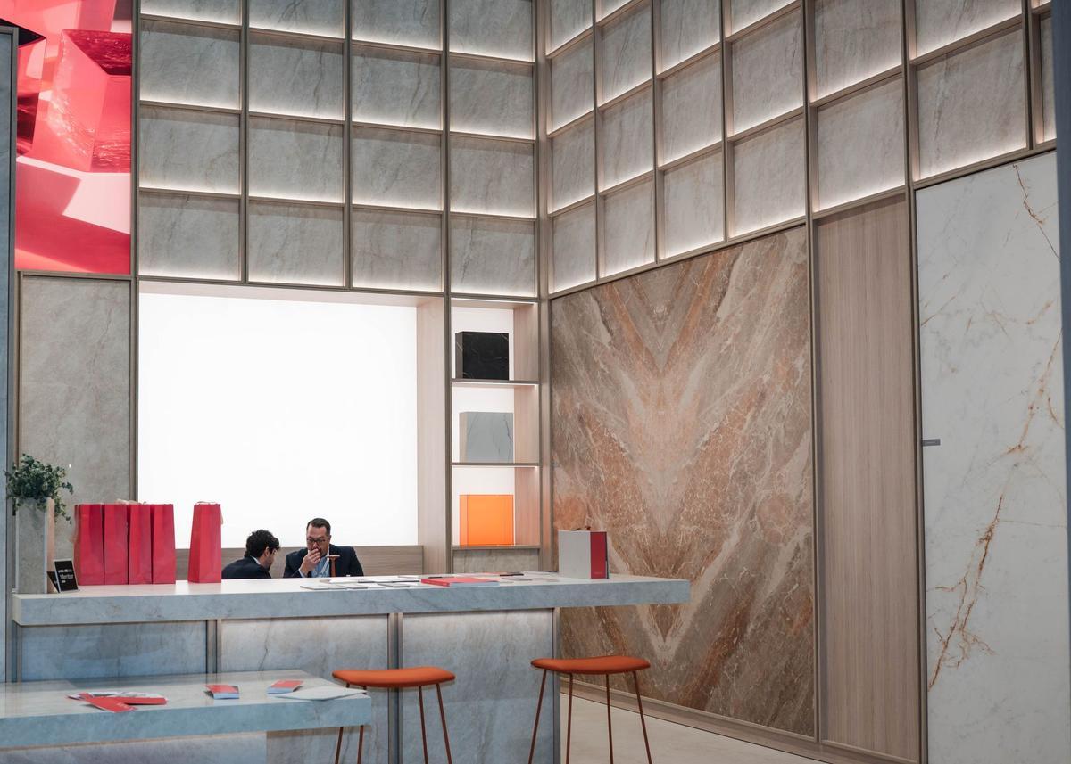 Venux presentó sus nuevas superficies 'Dolce Ceppo' y 'Taj Mahal', que despertaron un notable interés por su estética natural, su versatilidad y sus prestaciones técnicas.