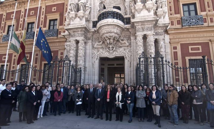 Minuto de silencio ante las puertas de la sede del gobierno andaluz