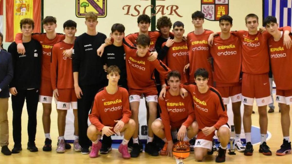 Guillermo del Pino, primero por la izquierda agachado, con España sub 16 de baloncesto.