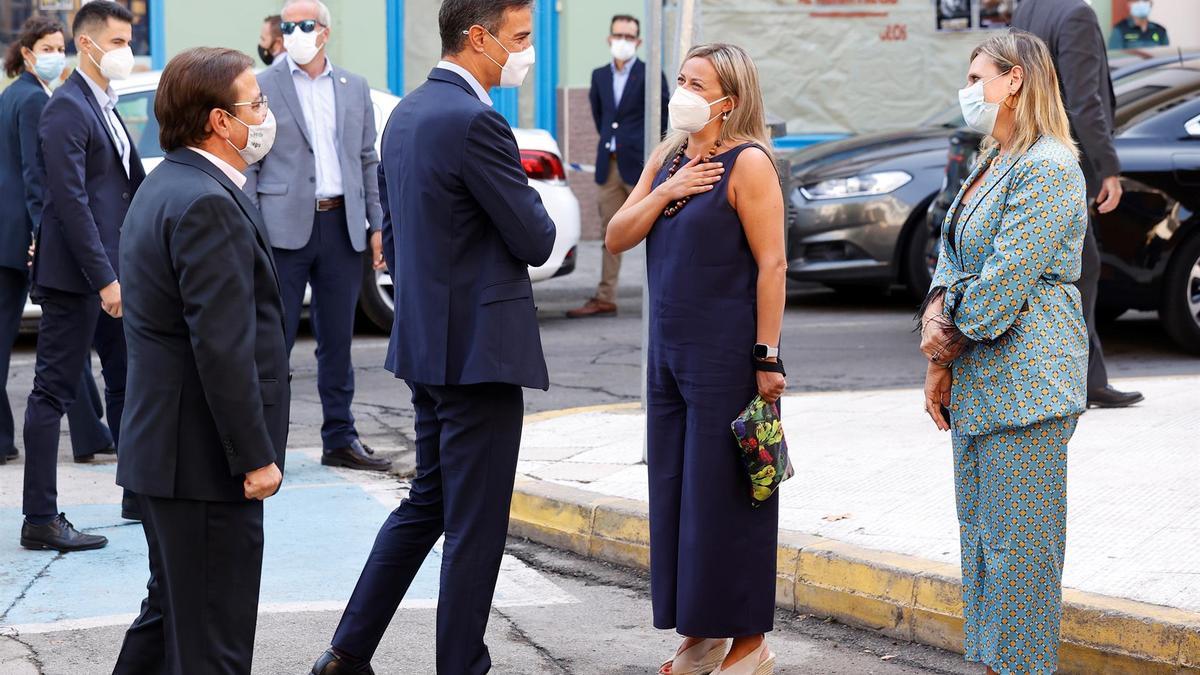 Sánchez, acompañado por Fernández Vara, saluda a la presidenta de la Asamblea de Extremadura, Blanca Martín, y la delegada del Gobierno en Extremadura, Yolanda García Seco