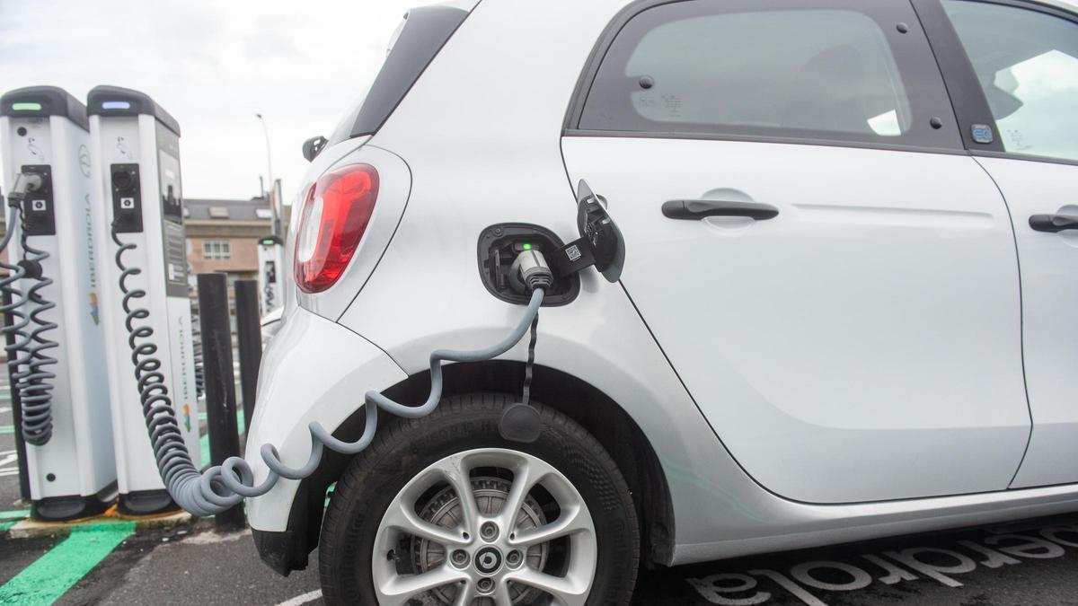 Un coche eléctrico en un punto de recarga en A Coruña