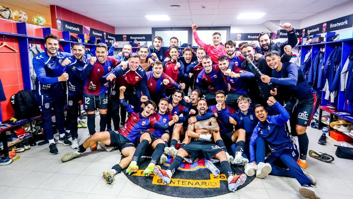 La plantilla del Eldense celebra el pase a los dieciseisavos de la Copa del Rey.