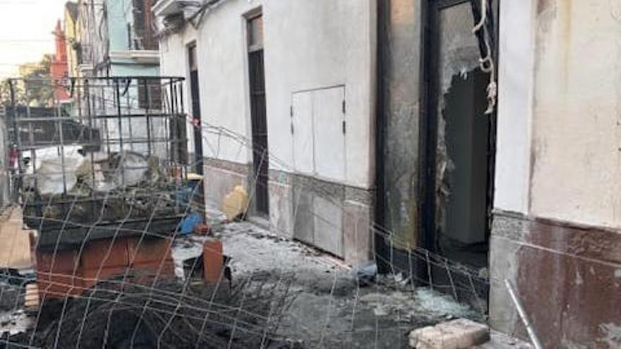 Incendios, drogas y obreros precarios en una calle del Cabanyal