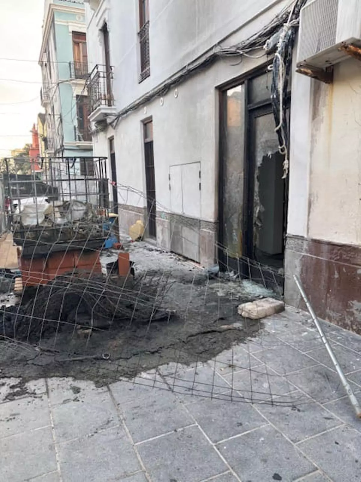 Incendios, drogas y obreros precarios en una calle del Cabanyal