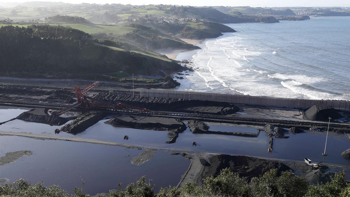 Vista de la explanada de Aboño, cubierta parcialmente por agua de lluvia.