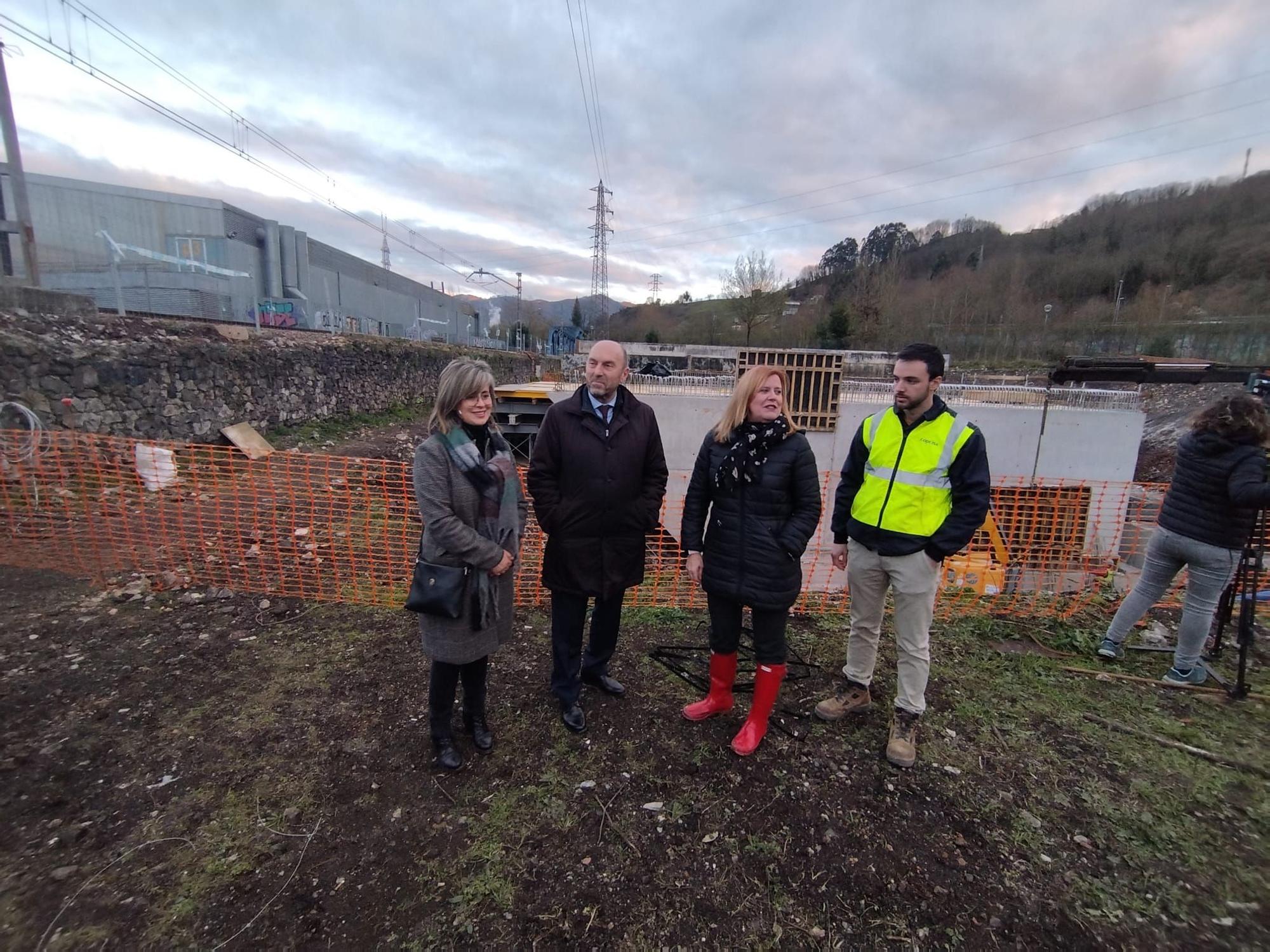 Obras de acceso al futuro ferial de talleres del Conde, en Langreo