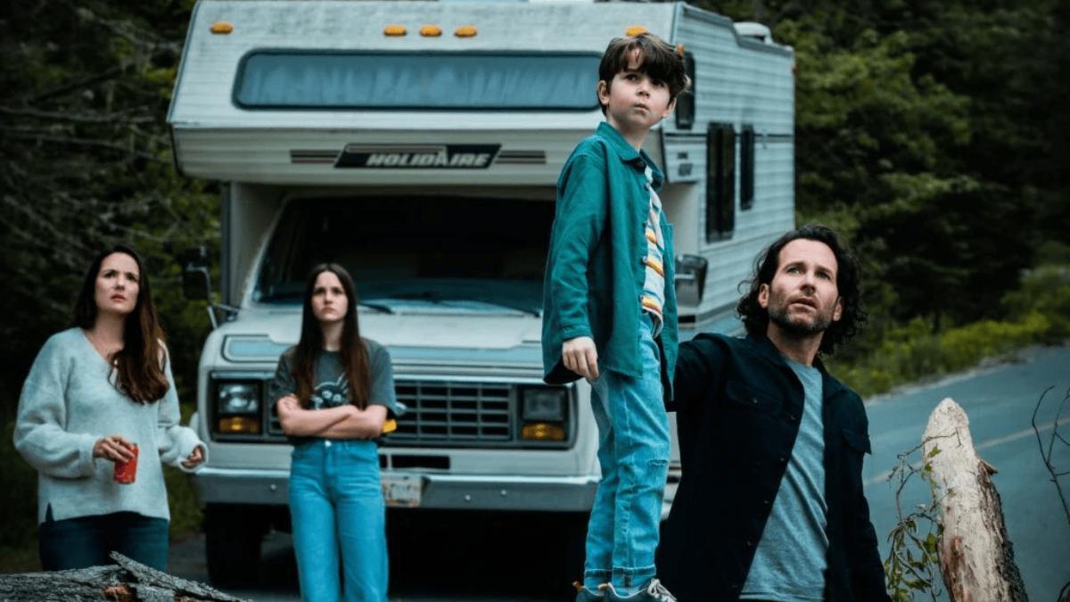 Fotograma de 'From', aparece la familia entera