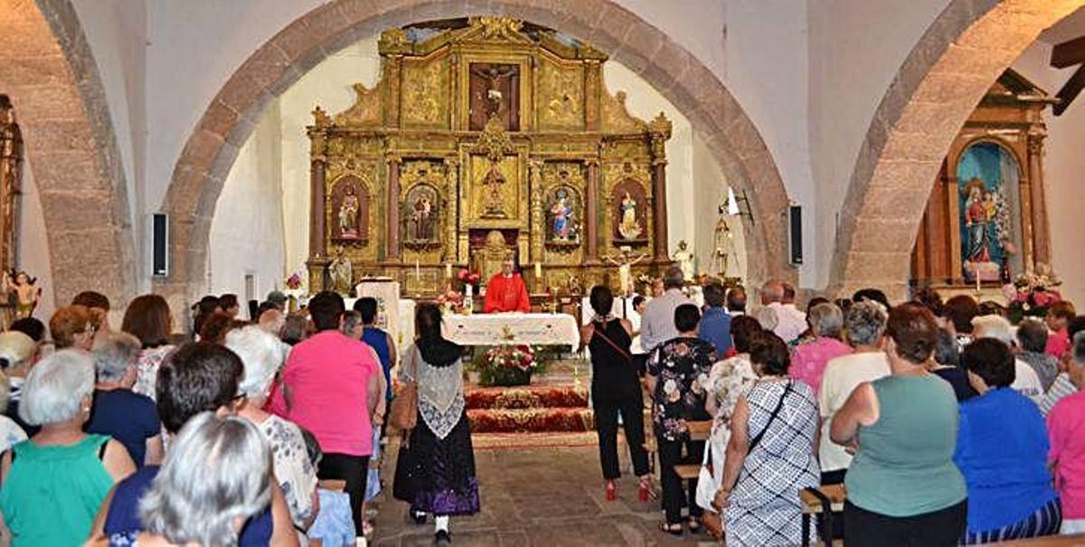 Participantes reunidos en la iglesia.