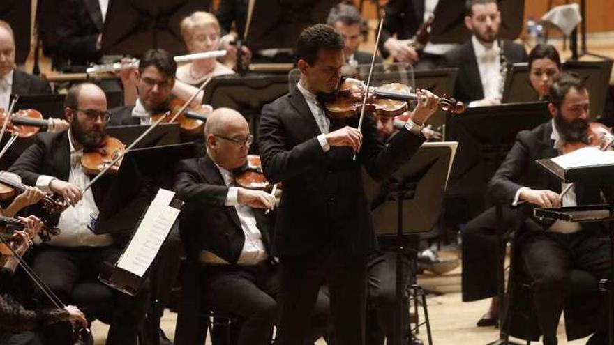 El violinista Svetlin Roussev, durante su actuación ayer en el Auditorio.