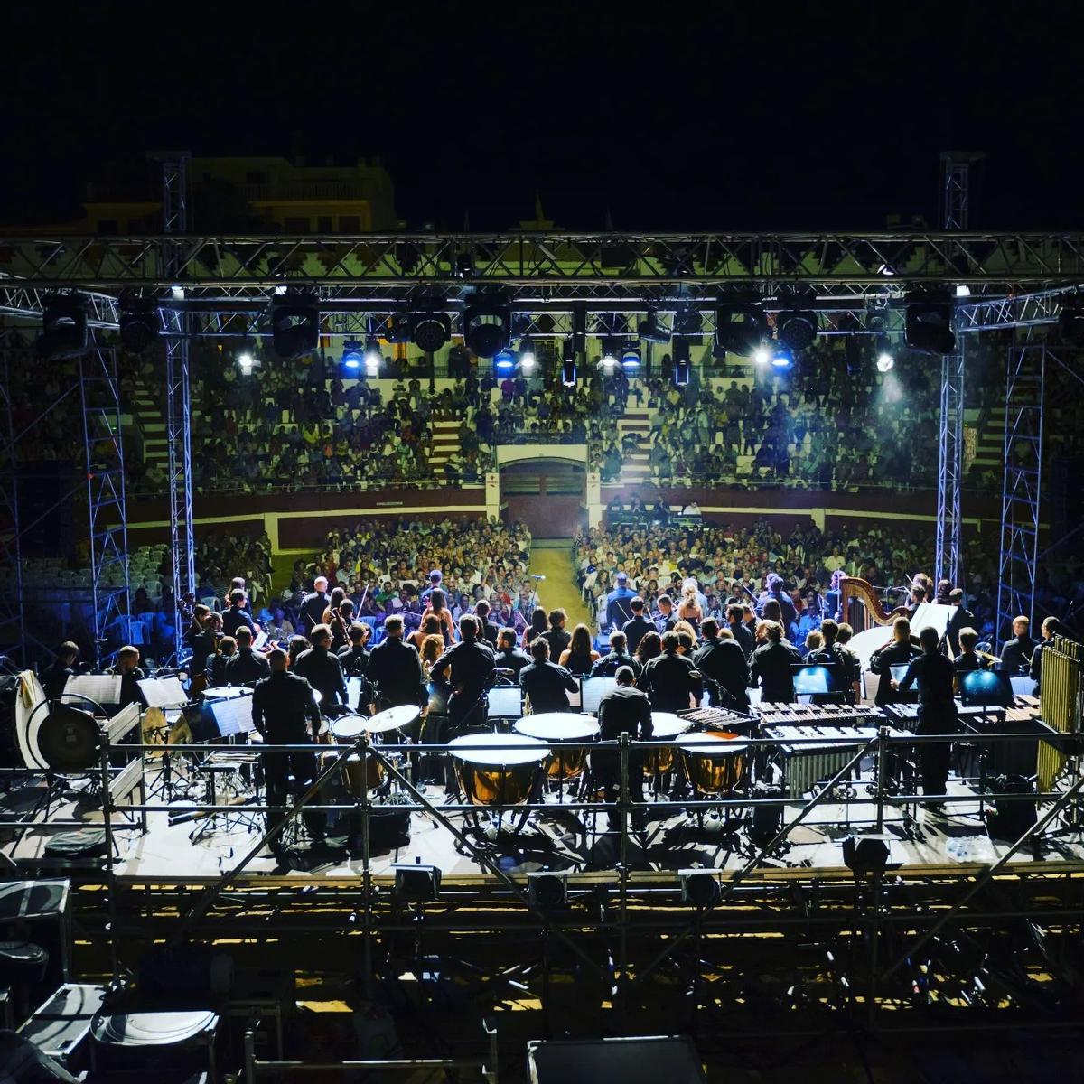 La Universal Symphony Orchestra, en la plaza de toros de Ondara en una edición anterior