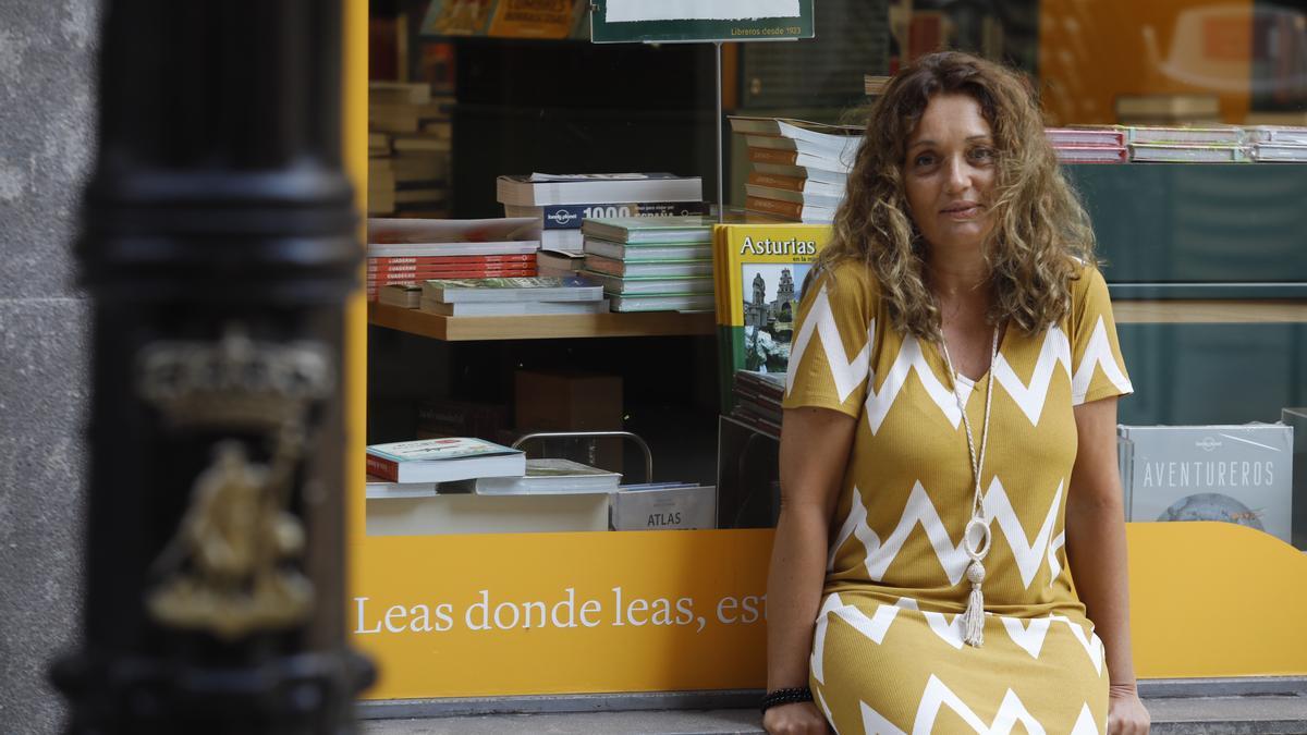 La escritora Mónica Rouanet, ayer en Gijón, frente a las puertas del Museo Barjola