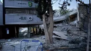 Los hutíes lanzan misiles de madrugada contra un colegio en Israel, que repele el ataque y ataca estructuras críticas en Yemen