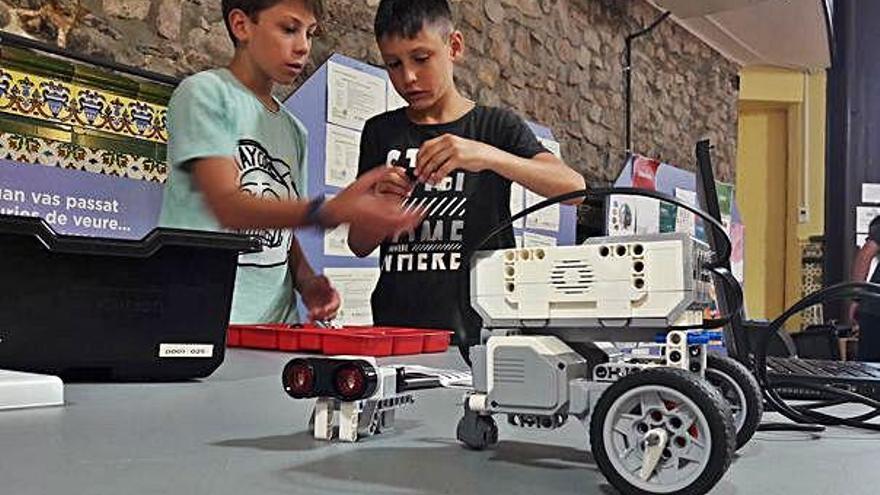 Els joves participants al casal tecnològic de Moià han après a muntar i a programar robots