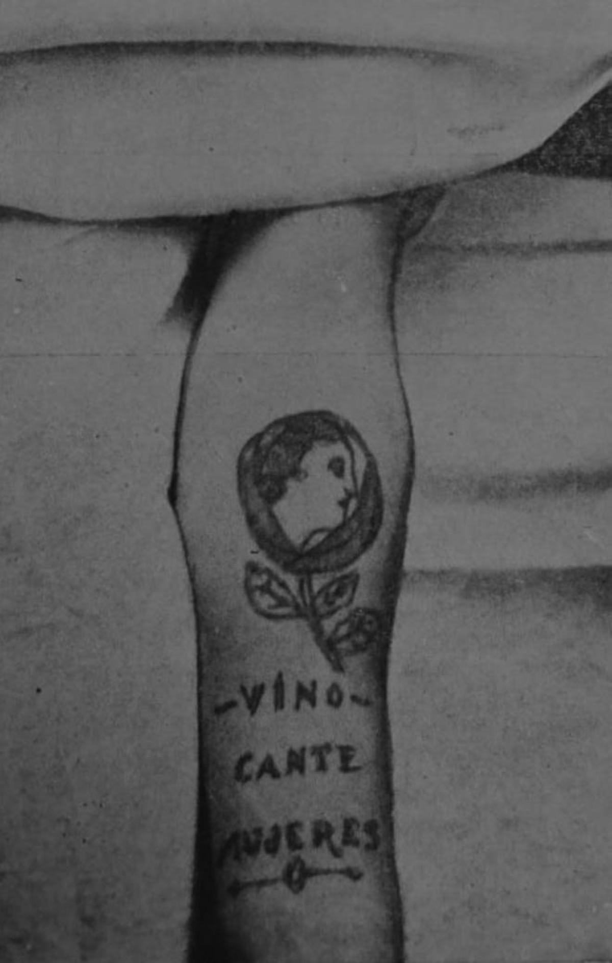 Uno de los lemas más habituales fotografiados por Salvador Artacho Cabrera para su tesis 'El tatuaje en el delincuente español' (1936).