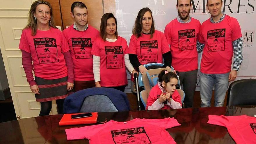 Por la izquierda, Cristina Menéndez, Efrén Longorio, Carla Vallejos, Agustina Lucas, Saúl Martín y Santiago Álvarez, arropando a Shamira, ayer, en el Ayuntamiento de Mieres.