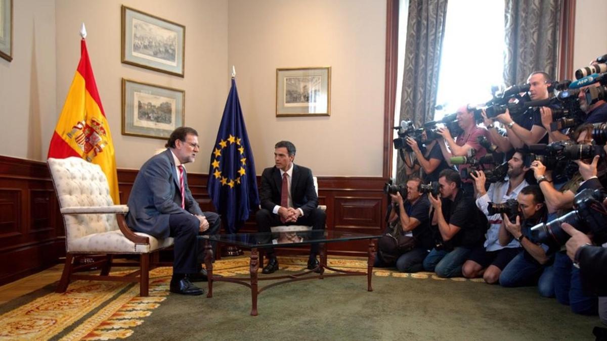 Mariano Rajoy y Pedro Sánchez, durante su primera reunión tras el 26-J, en el Congreso de los Diputados.