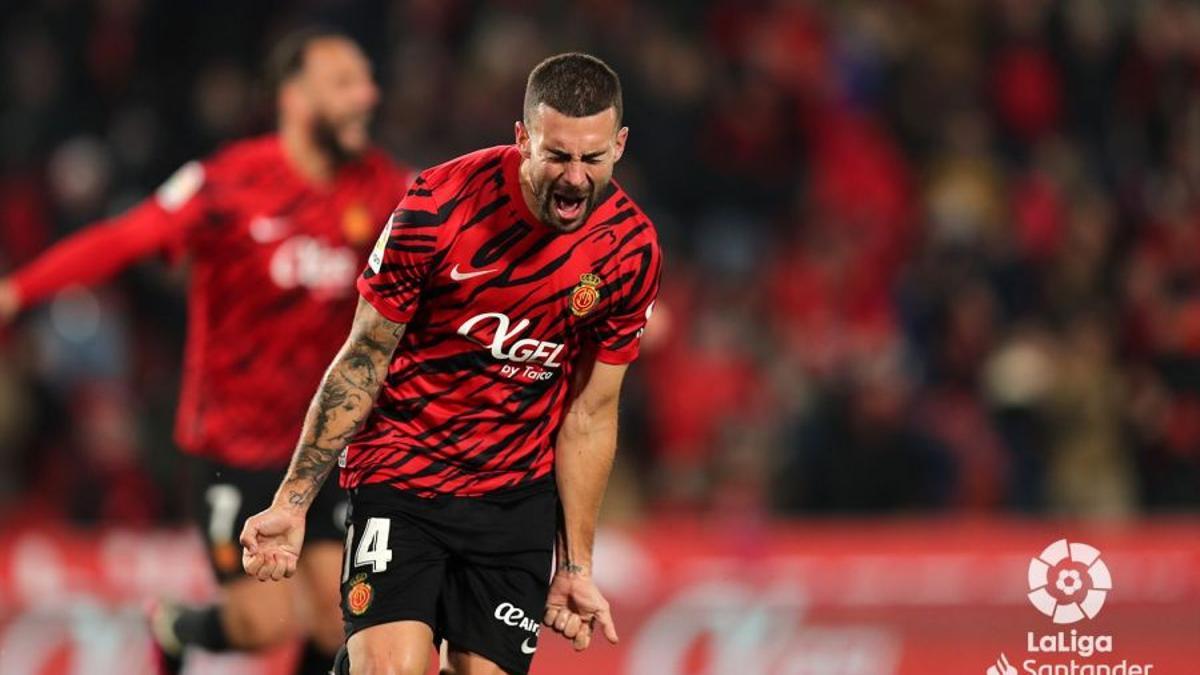 Dani Rodríguez celebra el tanto del triunfo bermellón ante el Celta.