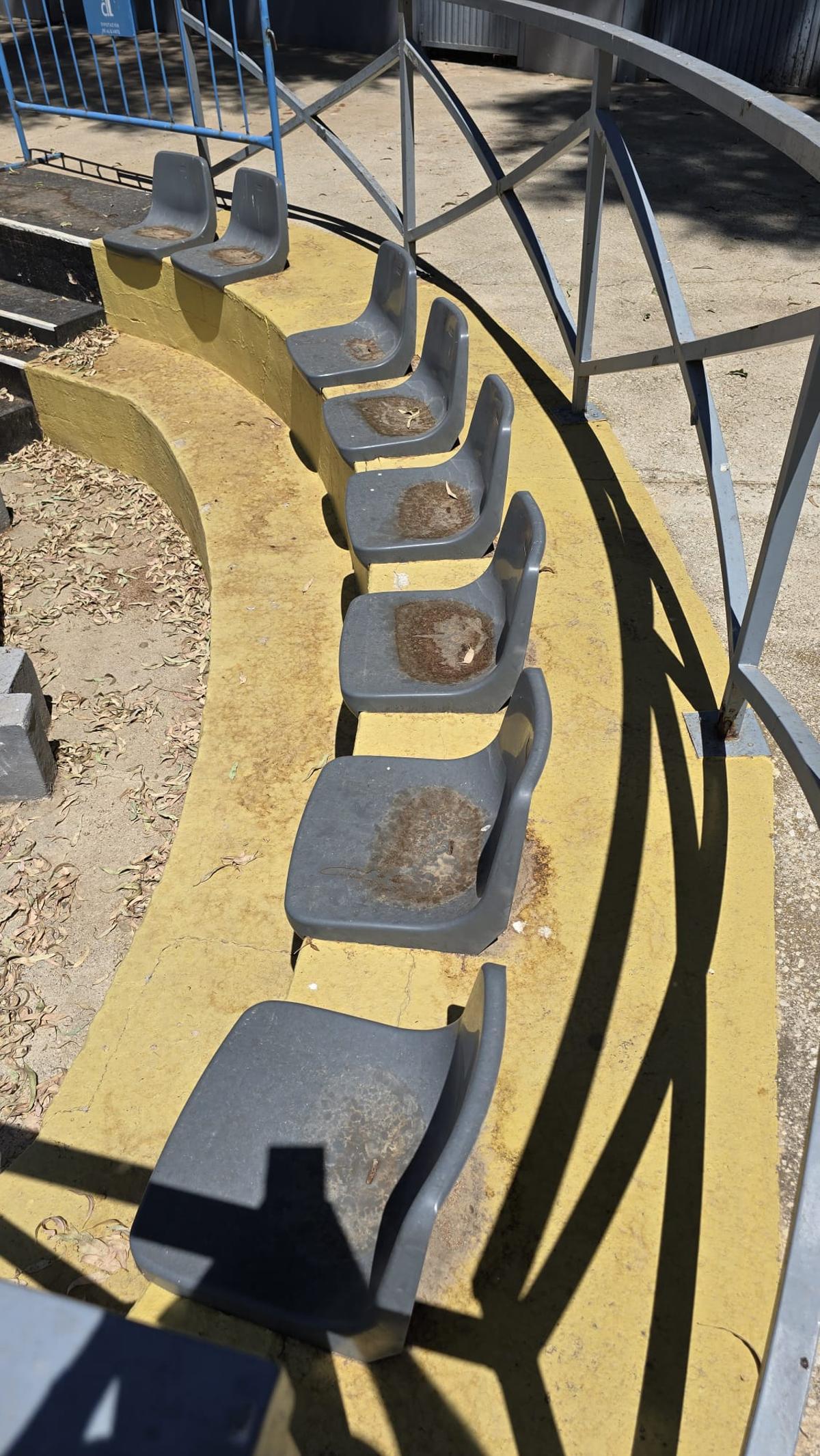 Así están las instalaciones y gradas del campo municipal de Los Arcos en Orihuela