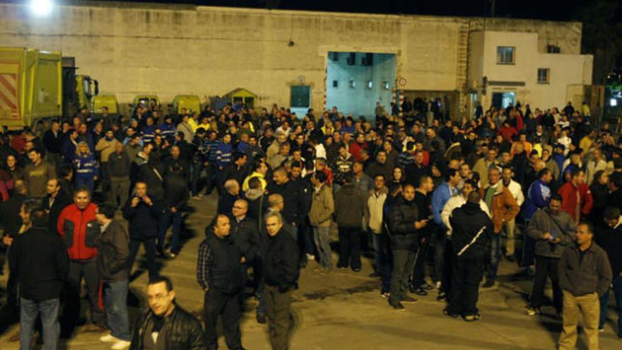 Un momento de la asamblea anoche, en las instalaciones de La Térmica.