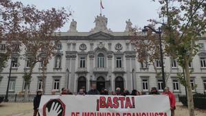 Víctimas del franquismo se concentran frente al Tribunal Supremo.