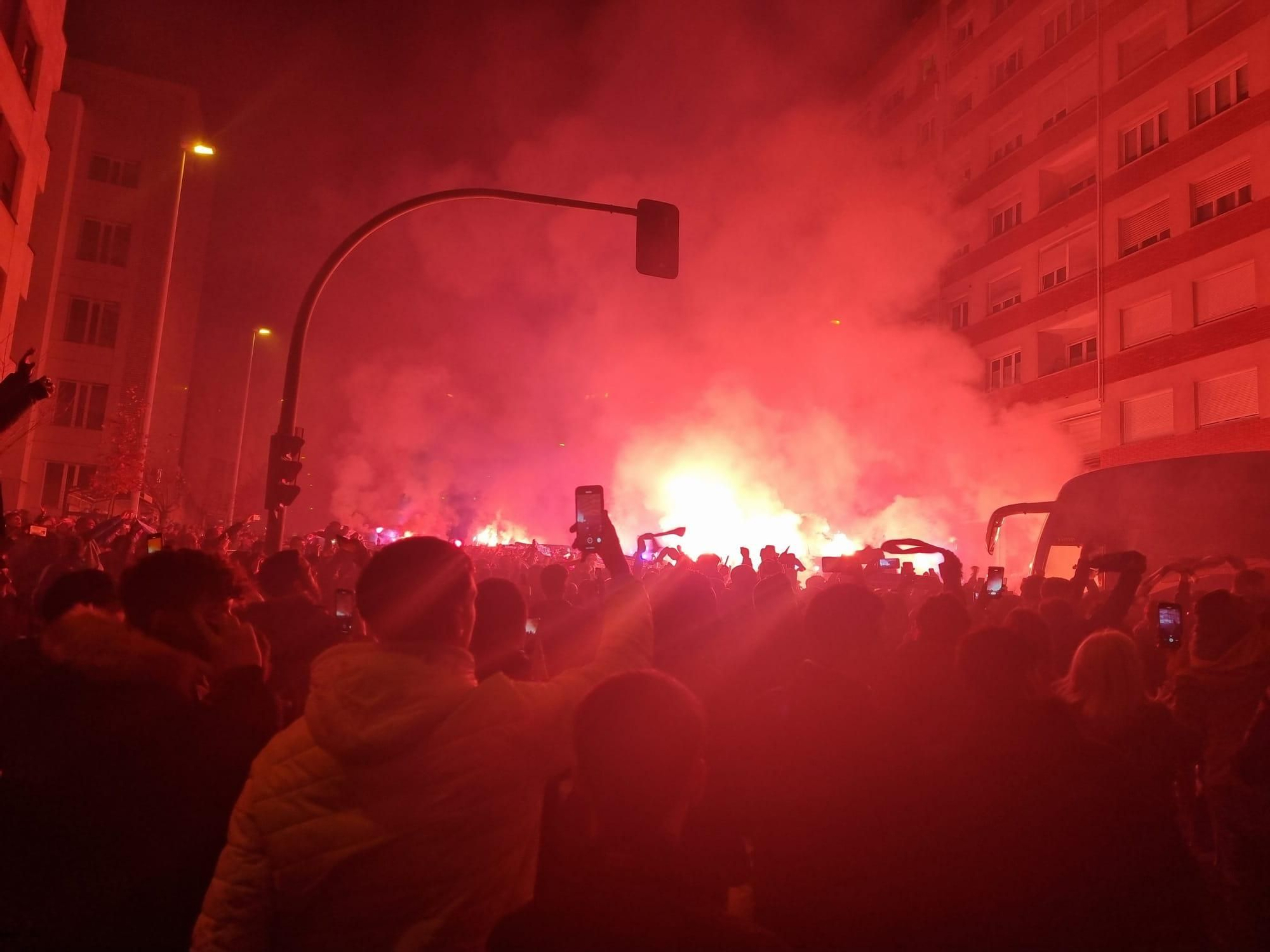 Las aficiones del Oviedo y el Sporting calientan motores antes del derbi