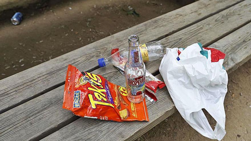 Brutícia i escombraries al parc Jordi Vilamitjana. | ANIOL RESCLOSA