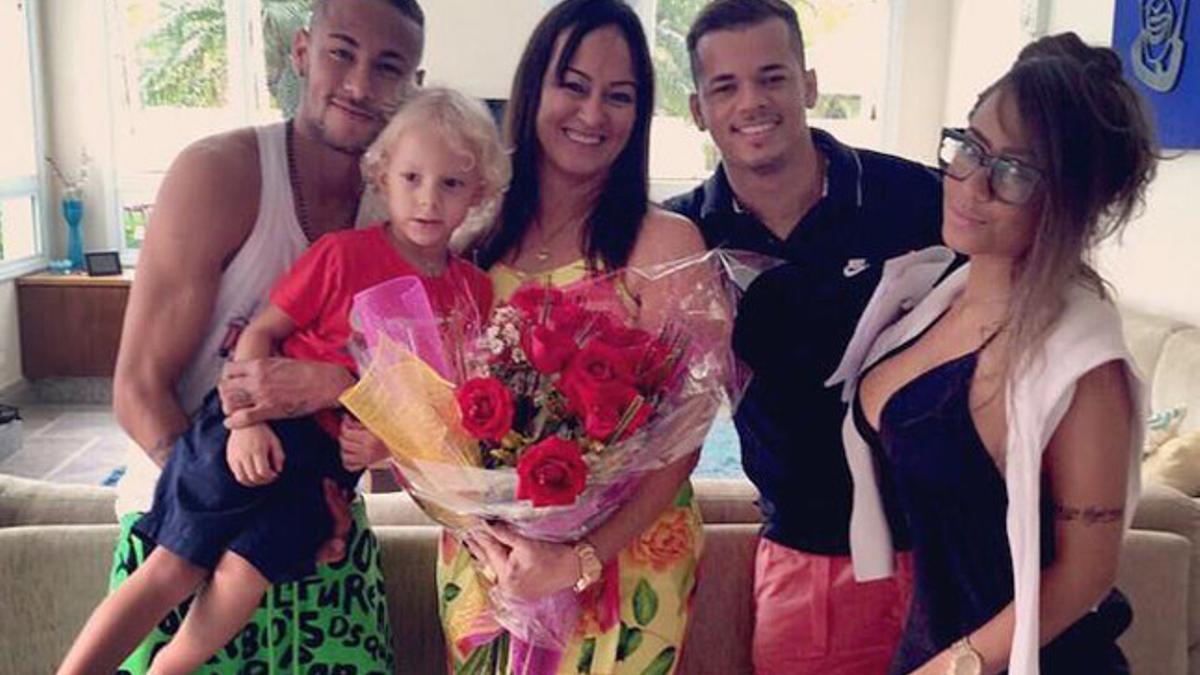 Imagen de Neymar, junto a su madre y su hermana en Brasil