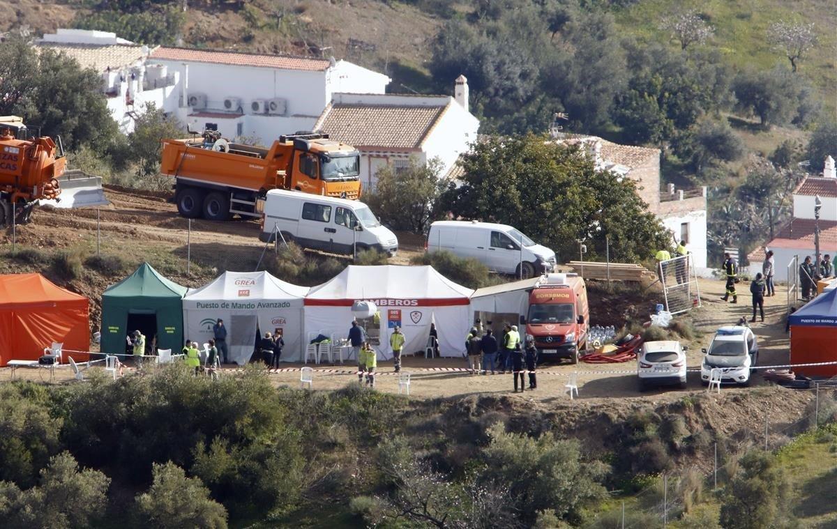 Continúan los trabajos de rescate de Julen, el niño de dos años que cayó el pasado domingo a un profundo y estrecho pozo en Totalán (Málaga). Los técnicos han decidido practicar dos túneles verticales, uno a cada lado, ha decidido ampliar la posibilidad de ejecutar mañana dos túneles verticales y no uno, que estarían a ambos lados del original.