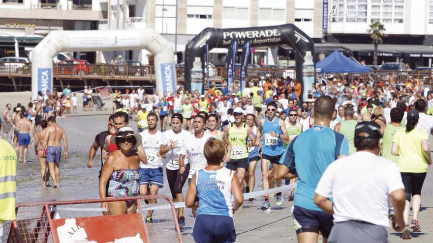 Entre participantes y veraneantes, se vivió ayer un gran ambiente en Panxón. // J. Lores